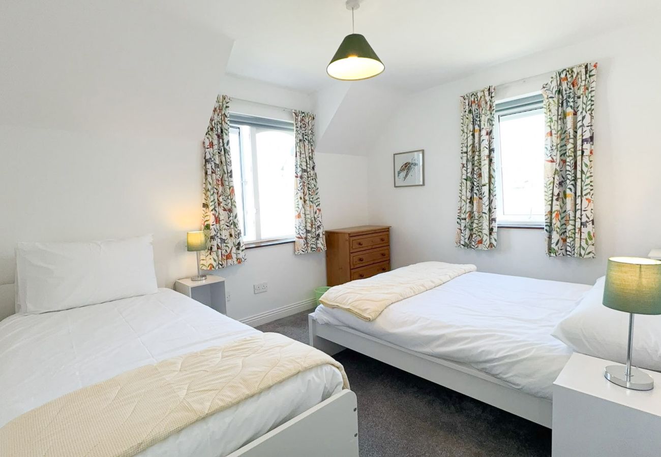 MooreBayHolidayVillage8D. King size and single bedroom. Bright and modern