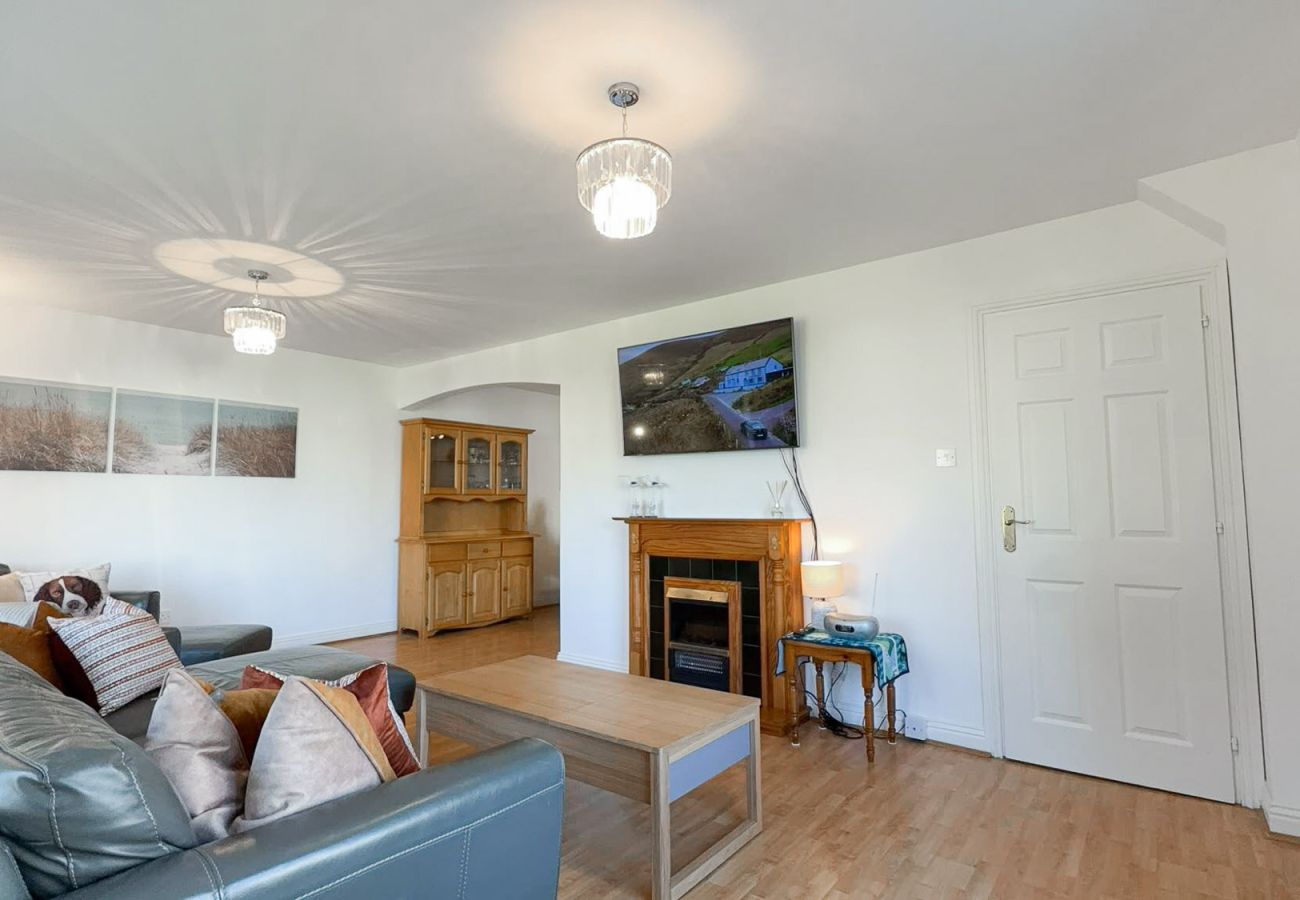MooreBayHolidayVillage8D. Spacious living room, modern furniture, smart tv. 