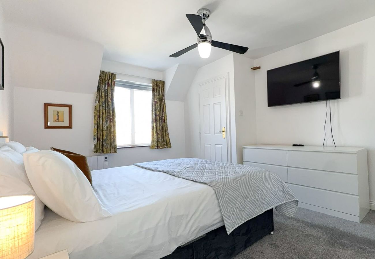 MooreBayHolidayVillage8D. Double bedroom. Plush carpet, bright with modern fittings and smart TV